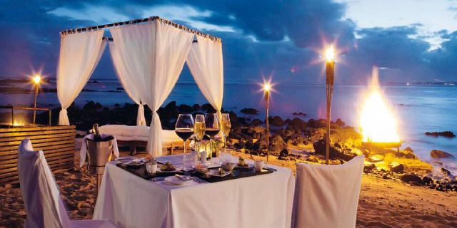 Private candlelight beach dinner (1)